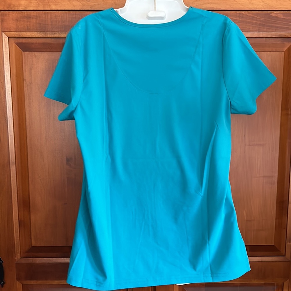 Koi Basics size small woman, scrub top - Picture 2 of 4